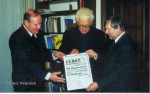 Bischof Dr. Josef Homeyer (Mitte), Pfarrer Pater Ulrich Heroven SDB und Winfried Dahn präsentieren BACH 2000 (Foto: Heinz Weierstraß)
